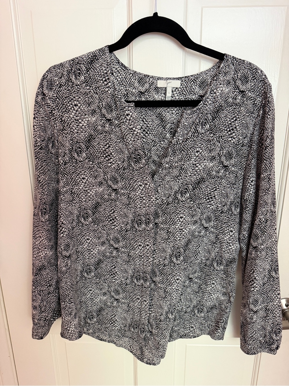 Joie Long Sleeve Printed V-Neck Top - Black/White. Size S